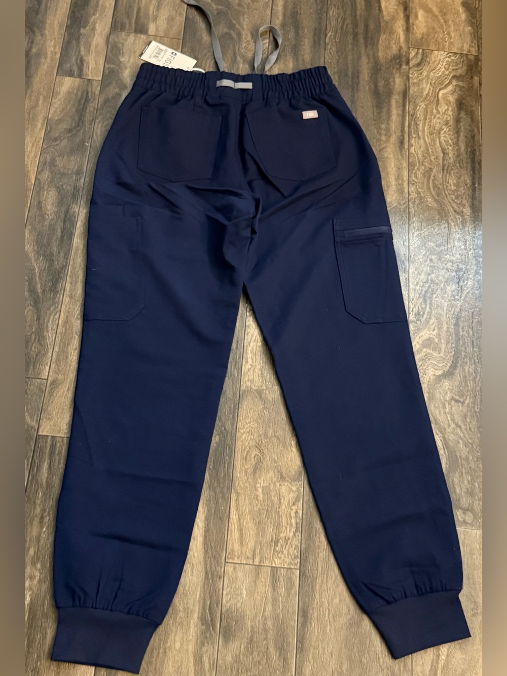 FIGS set women Navy FIGS Zamora joggers & FIGS Catarina scrub top - Picture 6 of 12